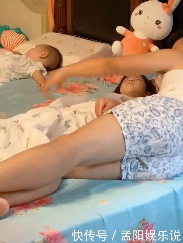 宝妈|“双标爸爸”带娃午睡火了,搂着女儿甜如蜜,儿子:我是捡来的吧