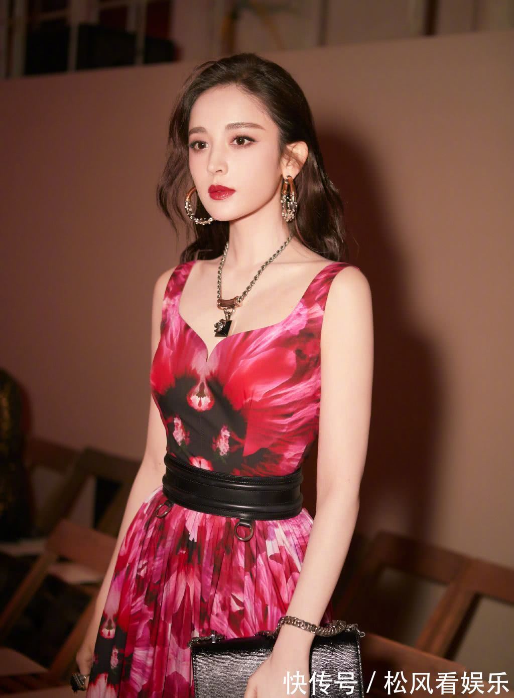 蓬松|想让发量看起来更多首选热巴娜扎同款空气感卷发,减龄还显脸小