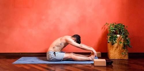 柔韧性|看了这个小哥的劈竖叉过程，我对自己下一字马的信心又增加了几分