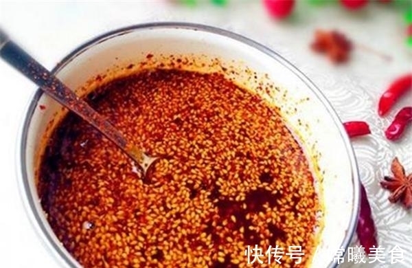 大厨|做辣椒油时，直接淋热油就错了！大厨教你正确做法，辣椒油香又亮