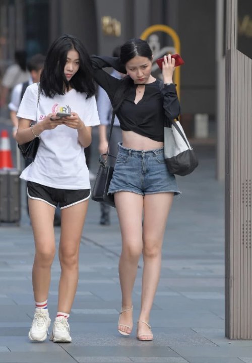 时尚|街拍美女：雪纺配牛仔，不仅不失个性，还能彰显出简约大方的气息