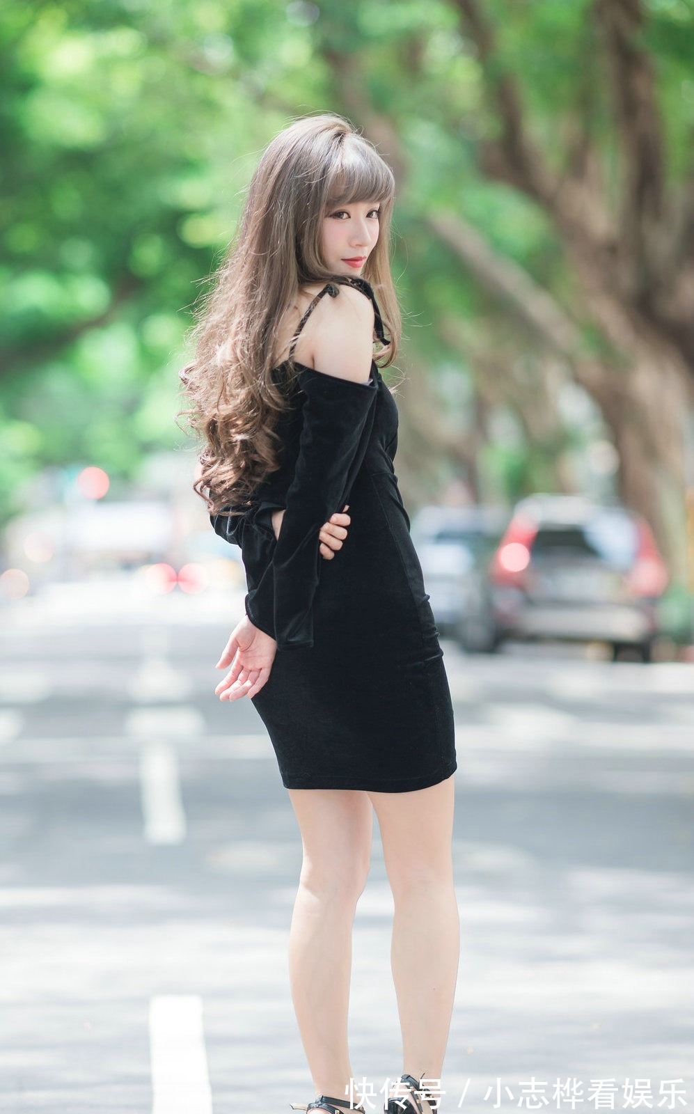 打底裤|街拍:粉色的衬衫甜美减龄,斜肩的设计个性时尚