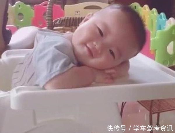 妈妈|趁宝宝睡着,妈妈抢时间吃饭,回头看到孩子表情时,宝妈湿了眼眶!