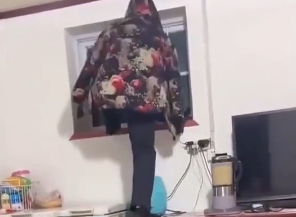 70岁外公陪三个娃玩捉迷藏,披上花棉袄“飞檐走壁挂墙上”获高赞