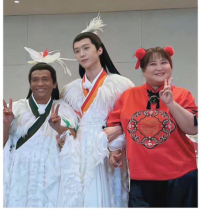 综艺|宋小宝录制新综艺,被粉丝围观开心比耶,和路人打招呼超接地气