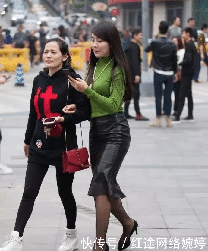 小姐姐|街拍:紧身裙丰腴小姐姐,回头率不要太高哦