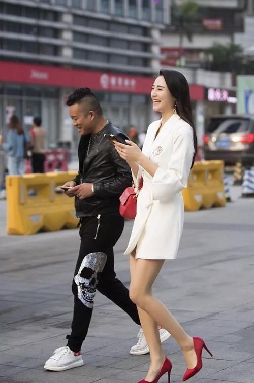 小姐姐蓝色紧身上衣搭配裸色不规则短裙,气质优雅大方