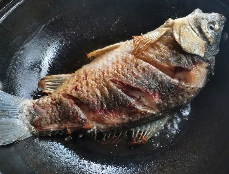 热水|炖鲫鱼汤时,用热水还是冷水做对了,鱼肉嫩滑,汤汁香浓发白