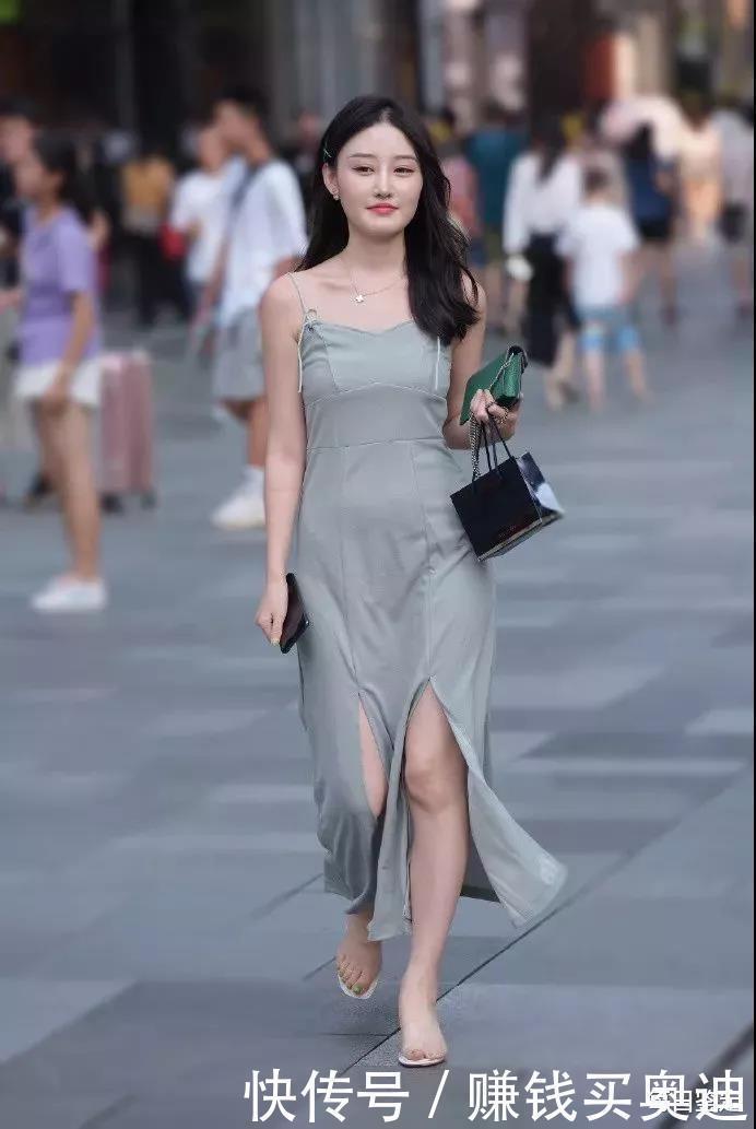 肩带式无袖冰丝开衩连衣裙,展现完美身材又能挡住“粗小腿”