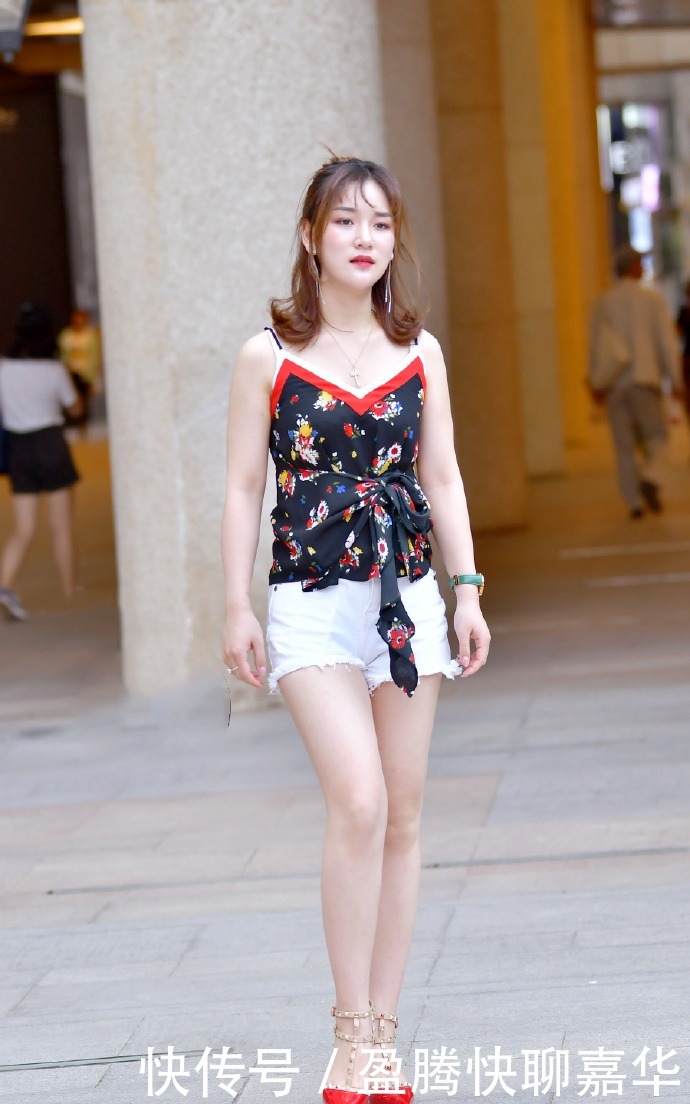 白色|吊带装加上白色的热裤,也是相当的吸睛了