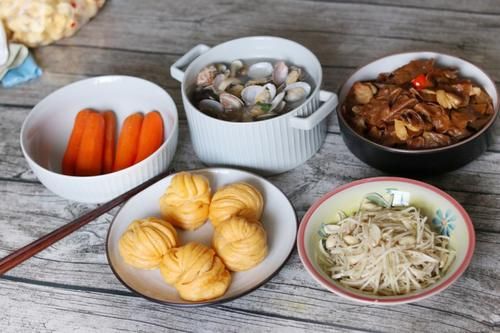 晚餐老妈做了两菜一汤，好吃不贵，简单营养接地气，3口人吃撑了