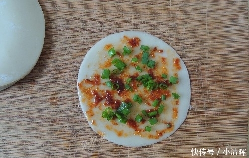 葱油饼|饺子皮买多了？做成它，金黄酥脆，层次分明，刚出锅就被抢光了