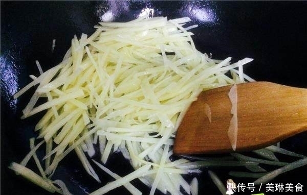 青椒土豆丝|“多加1味”配料，让简单的青椒土豆丝好吃翻倍！不试不知道呢