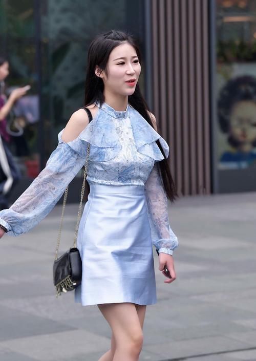 女生们|选择款式雅致的短裙漫步街头，让你轻松迈出优雅的步伐