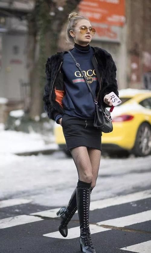 卫衣时尚穿搭,流行穿卫衣搭配小高领,减龄又保暖!