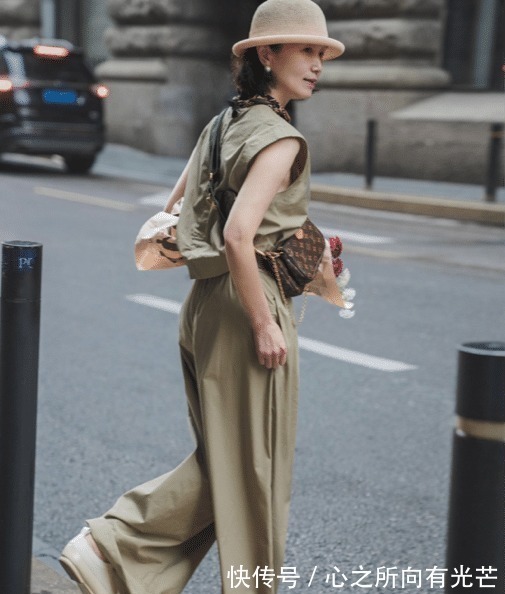 穿搭 人到中年要远离“大妈式”穿搭,学这位妈妈的减龄搭,很洋气