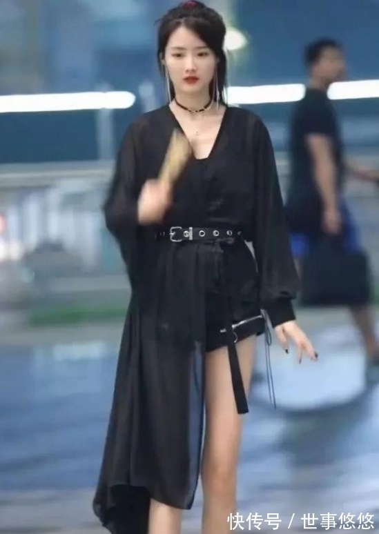 小姐姐 小姐姐的“暗黑风”火了!左腿性感,右腿清纯:这谁顶得住啊?