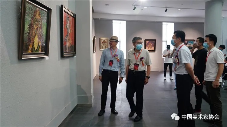 领导嘉宾参观展览.JPG 图片