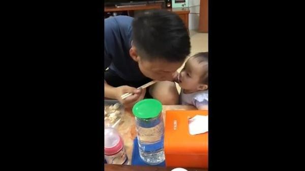 场面|宝妈把孩子交给舅舅，看舅舅带娃的场面，萌娃：我没有这样的舅舅