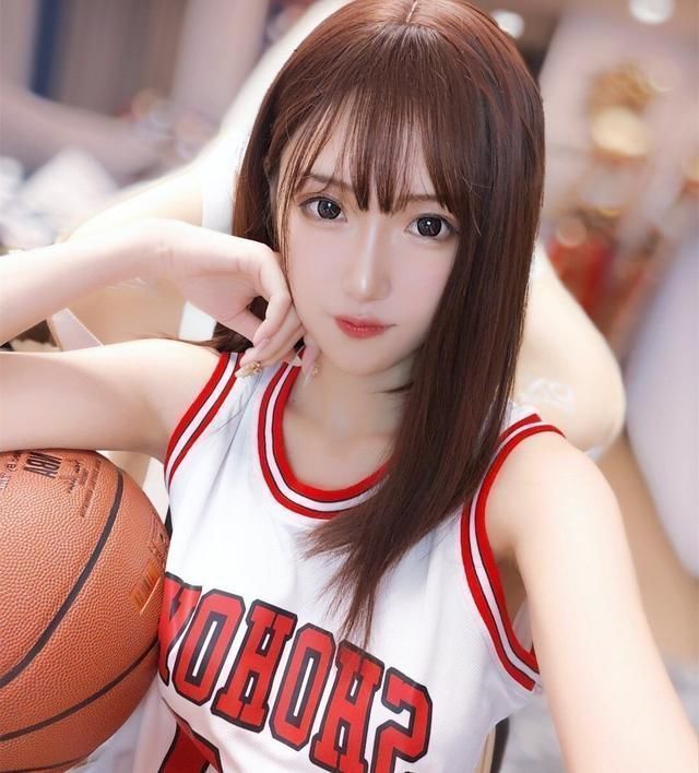 cos|腐团儿发自拍秀锁骨，新粉丝只关注到项链，铁粉才能发现它