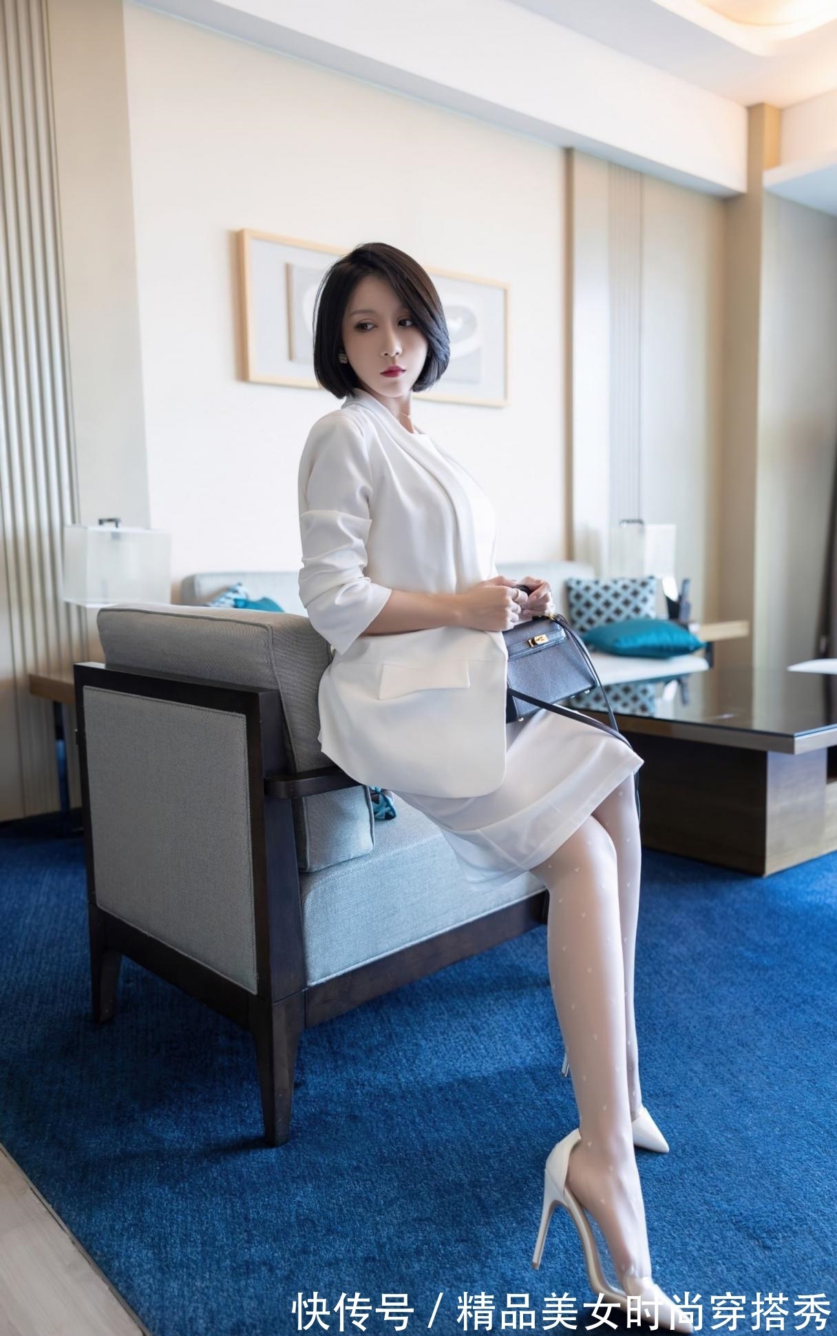 版型 白色的吊带裙搭配白色的西装外套,优雅却又不失干练