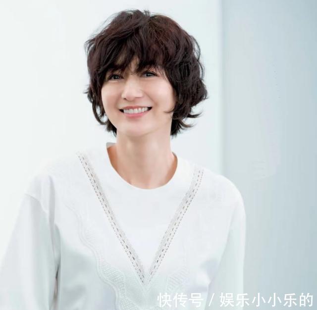 洋气|50岁女人,发型要“减龄”更要“洋气”,烫发和发色千万别选错了