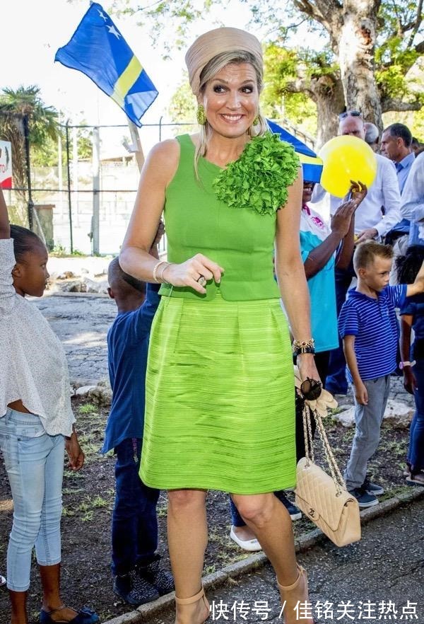 黄色 50岁荷兰王后穿搭用色超大胆,穿遍彩虹色,连英女王也望尘莫及!