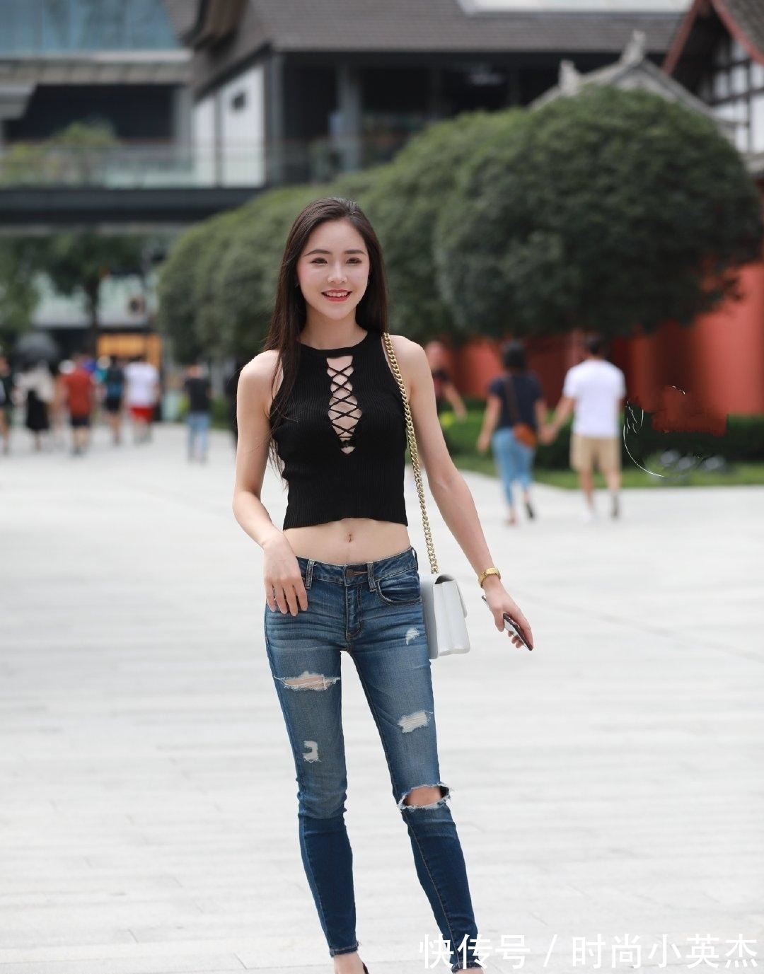 小姐姐|初秋穿搭不能太过单调，选一条破洞牛仔裤，时尚大方有个性