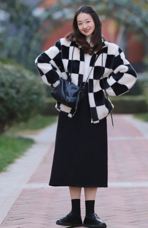 半身裙|今年流行可盐可甜的羊羔毛外套,学时髦精这样搭,美得惊艳!