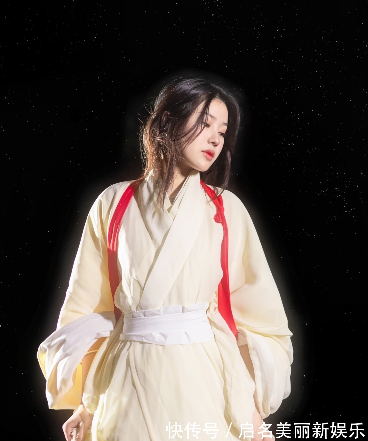 格律#咏怀·七言格律:含苞恰似湖生笔,浮叶犹疑水浸袍