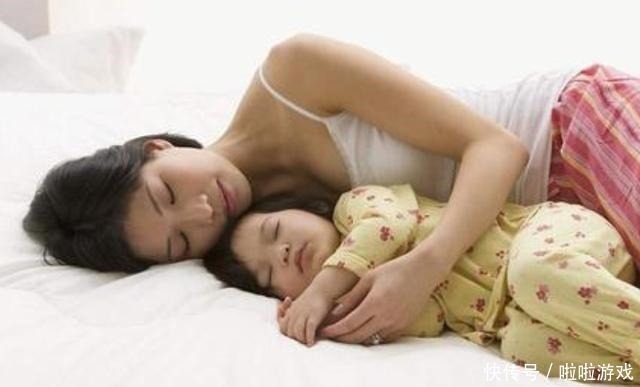 镜头|爸爸“左拥右抱”两个女儿入睡,镜头转到儿子时,妈妈瞬间急了