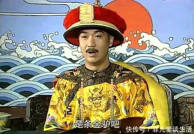 康熙祭拜孔子却不肯下跪,大臣找来黄布遮住碑上1字,康熙立刻跪下行礼!