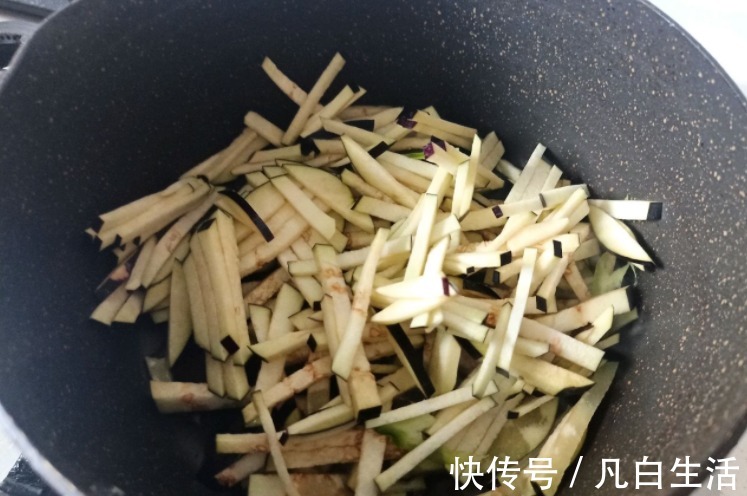 香味|茄子别再炒菜吃了，学会这个茄子打卤面，香味浓郁，连吃2碗