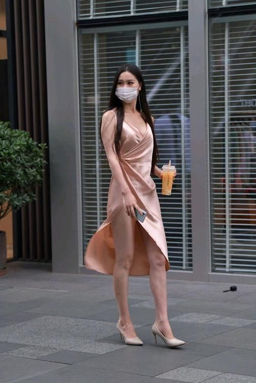 “阔太”都爱穿真丝吊带裙，高雅华贵，精美绝伦，太显身材！