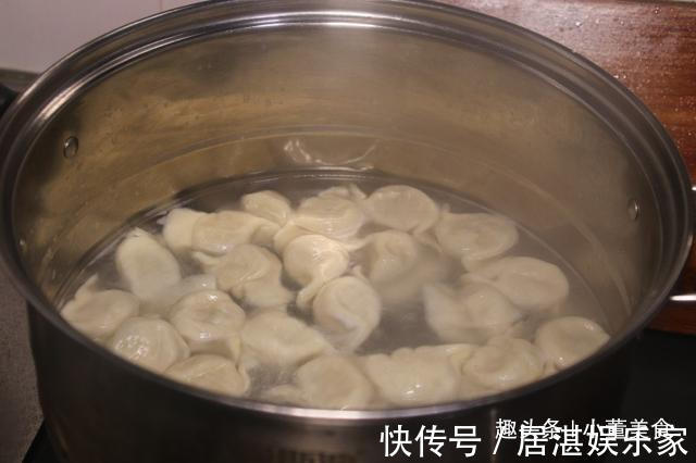 煮饺子时,凉水下锅还是热水下锅搞错的人很多,难怪饺子总破皮