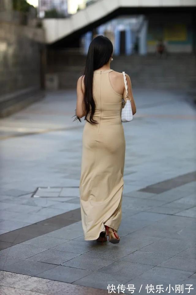 时尚 连衣裙的穿着干练不失甜美,低调又不失个性,带来独有的个人时尚气质