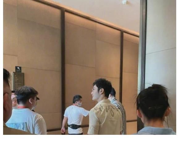 黄晓明|《中餐厅5》开拍，43岁的黄晓明被夸少年感，真的不过分吗？