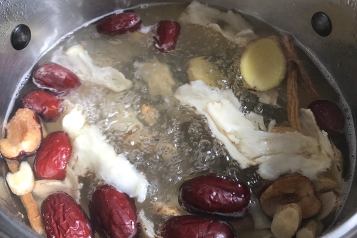 当归|行气活血的药膳凤爪自己在家做,凤爪软烂,适合女人的养生汤水