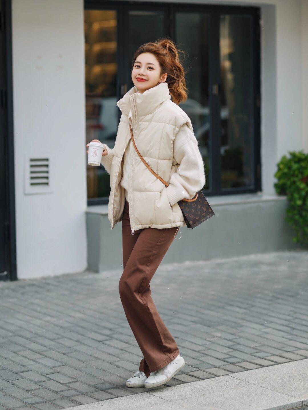 无袖 不知道换季怎么搭?入手一件“羽绒马甲”搭配长裤,女神范十足!