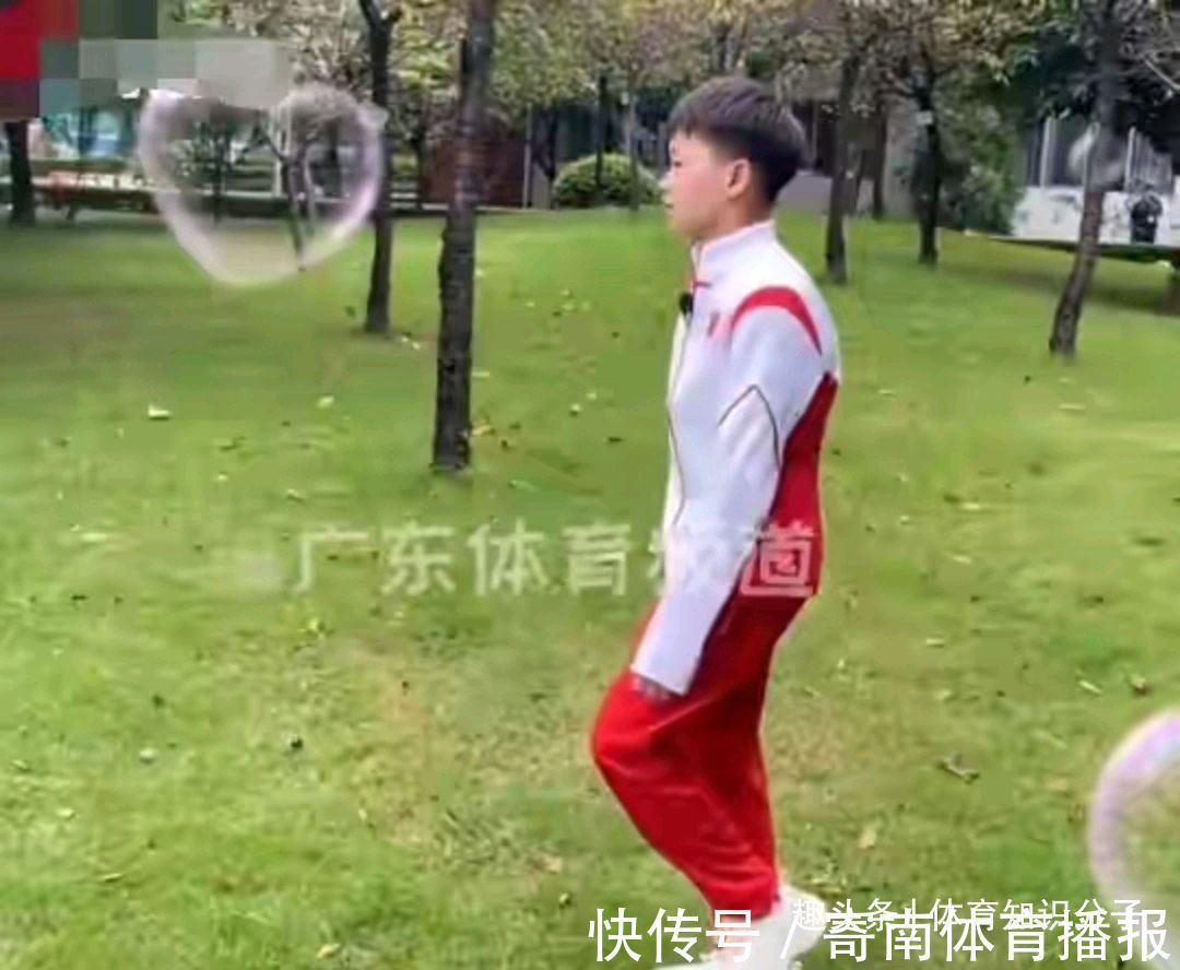 植树|全红婵亲手植树！14岁天才拿铁锹铲土挺吃力，领导围观红姐签名