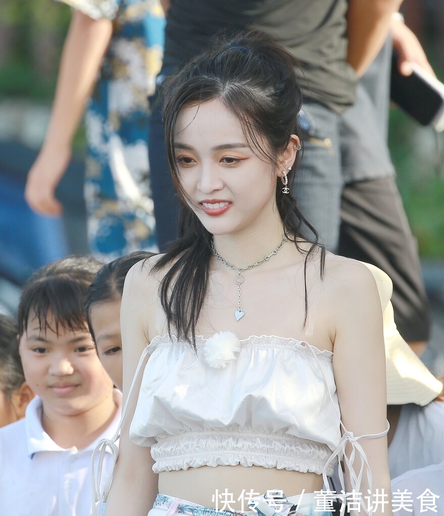 淡黄色的长裙,蓬松的头发,吴宣仪真是甜美又会穿,少女感满分