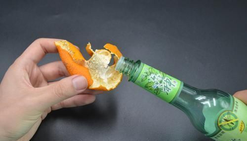 你家有吃剩下的橘子皮吗?放在卫生间特别实用,一年能省不少钱
