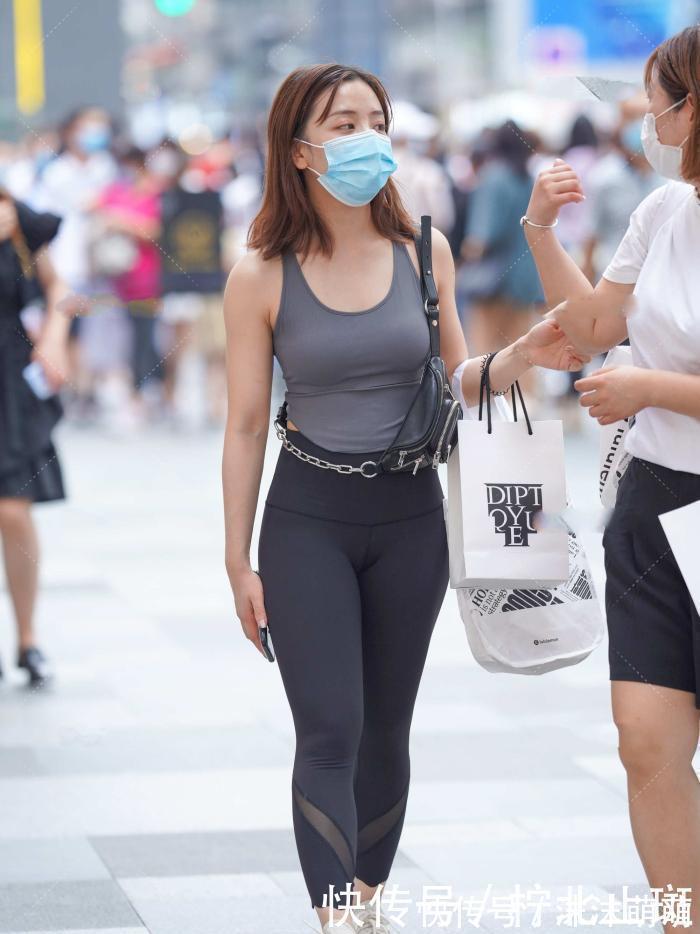 休闲鞋|灰色小背心搭配黑色健美裤，运动休闲，提升整体时尚感