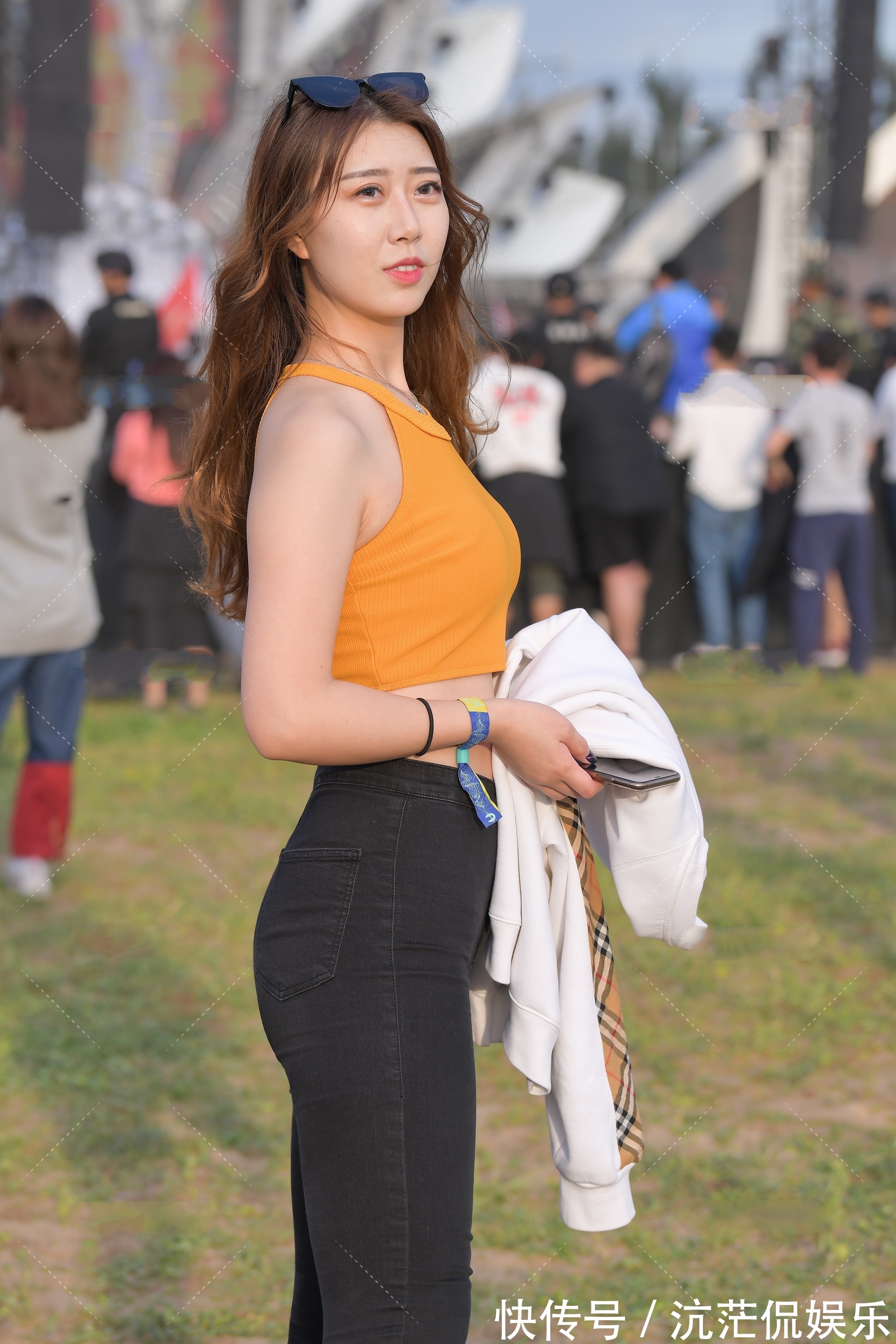 搭配 明黄色小背心搭配黑色修身裤,简单清纯,精致时尚