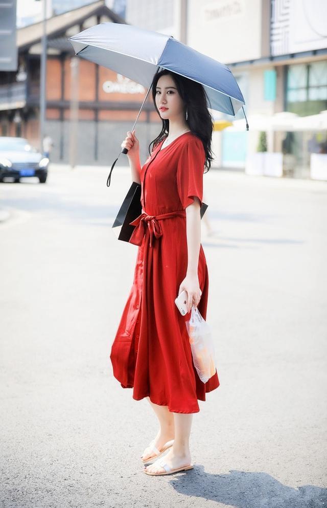 街拍:小姐姐穿搭花色连衣裙,戴着墨镜,非常时髦