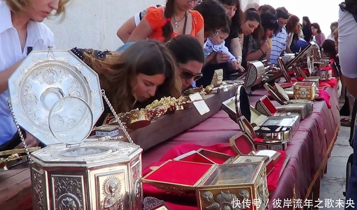 实拍陪葬的金银珠宝和骸骨合为一体,难以分开,太珍贵了!