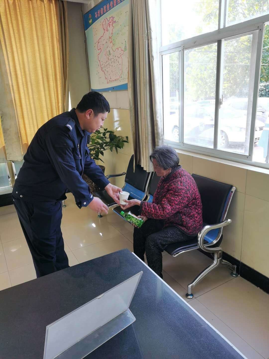 幸得|七旬老人迷路，幸得焦作这些路人和民警热心相助