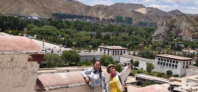 马布里山上著名的宫堡建筑群是藏族古建筑艺术精华