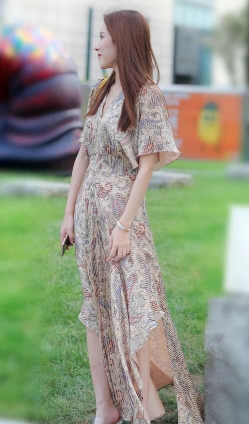 裙子好不好看先另说，关键这颜值也太高了，呈现完美身材