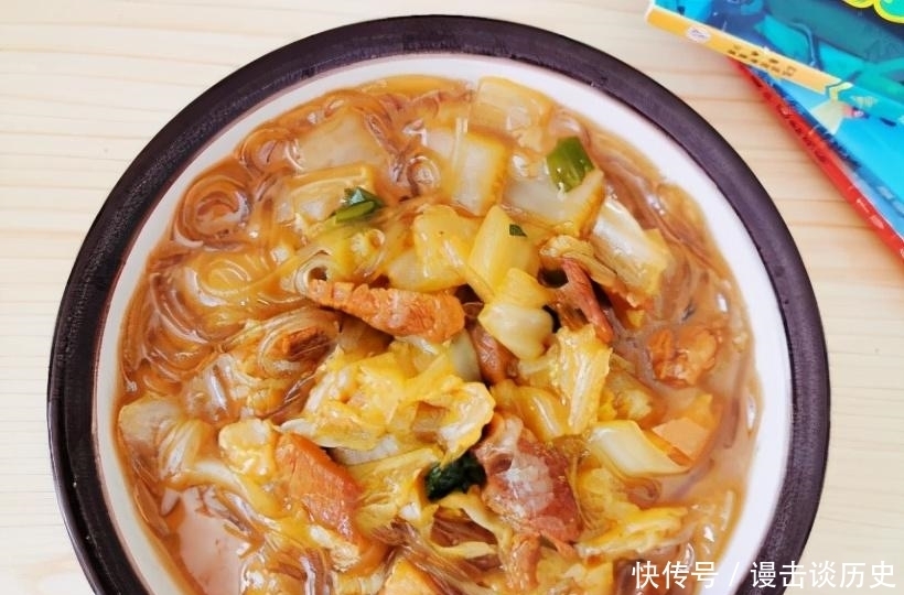 百菜不如白菜,热腾腾地炖一锅,营养又好吃,用汤汁拌饭都是美味